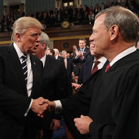 Shake-Hands zwischen Donald Trump und dem obersten US-Richter John Roberts, der den Präsidenten massiv kritisiert