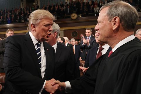 Shake-Hands zwischen Donald Trump und dem obersten US-Richter John Roberts, der den Präsidenten massiv kritisiert
