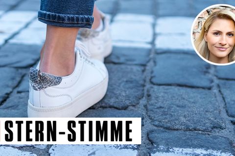 Sneaker mit bloßem Knöchel