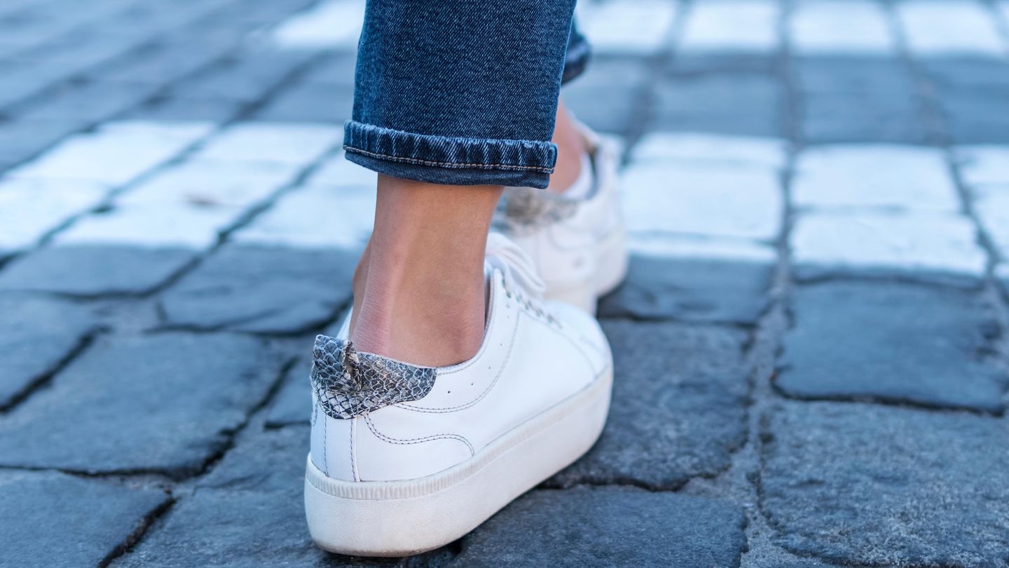 Sneaker mit bloßem Knöchel