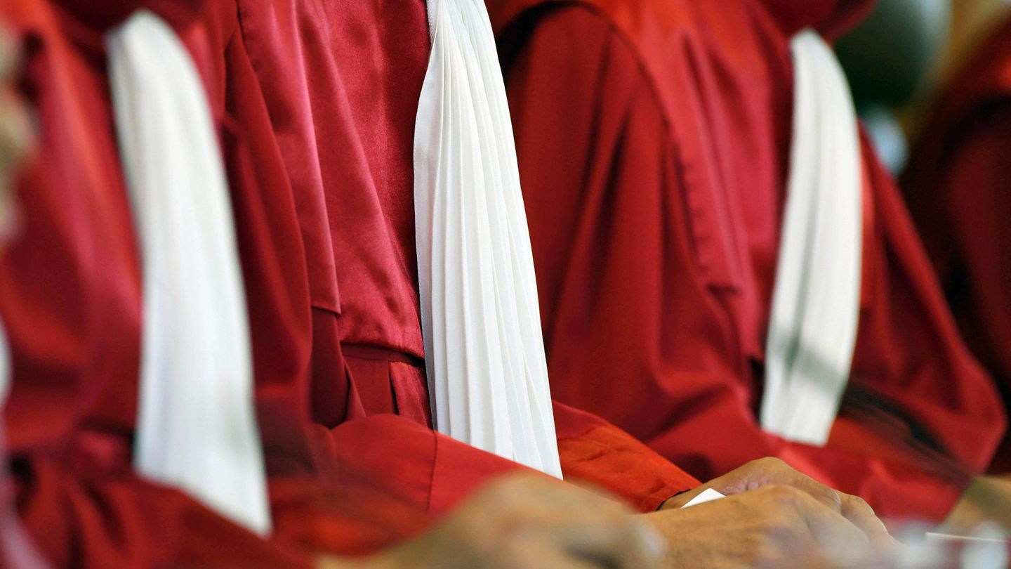 Roben der Verfassungsrichter im Bundesverfassungsgericht in Karlsruhe
