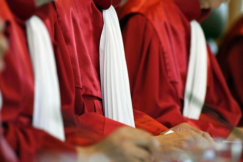 Roben der Verfassungsrichter im Bundesverfassungsgericht in Karlsruhe