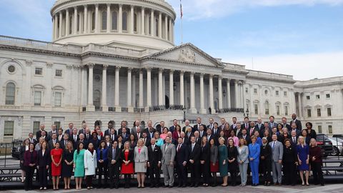 Neugewählte Abgeordnete des Repräsentantenhauses posieren vor dem Kapitol in Washington