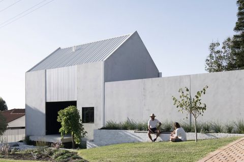 Haus A setzt auf klare, reduzierte Formen und einen hellen Betonlook.