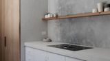 Die Einrichtung ist puristisch. Das Haus wird geprägt vom Kontrast zwischen dem Holz und dem feinen Sichtbeton.