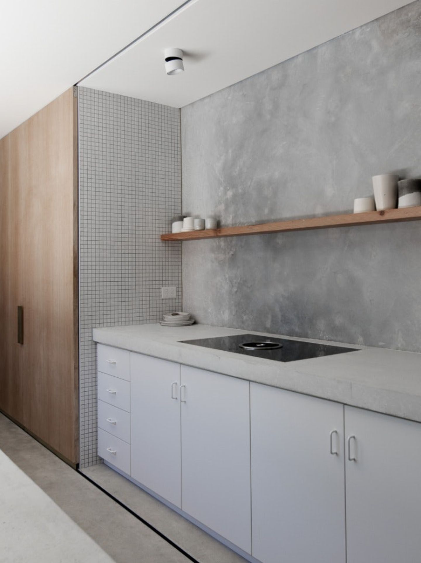 Die Einrichtung ist puristisch. Das Haus wird geprägt vom Kontrast zwischen dem Holz und dem feinen Sichtbeton.