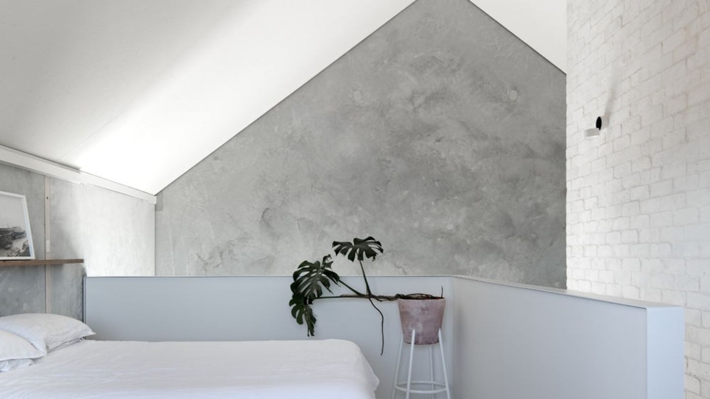 Das kleine Haus wirkt innen groß, weil es keine abgegrenzten Zimmer gibt.