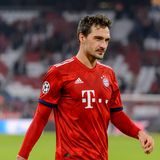 Mats Hummels  Am zweiten Innenverteidiger scheiden sich die Geister. Die einen sehen vor allem die verlorenen Laufduelle wie gegen Dortmunds Sancho, die anderen loben den Weltmeister für Stellungsspiel und Ausstrahlung. Seine defensiven Werte diese Saison unterstützen eher die erste Fraktion. Zweikampfquote, Tacklingquote und Luftkampfquote sind allesamt wesentlich schlechter als die letzten Jahre. Die Rückrunde wird wohl entscheiden, welchen Weg Hummels und die Bayern einschlagen werden.