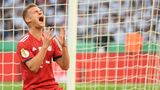 Joshua Kimmich  Kimmich ist der Dauerbrennner bei den Bayern und in der Nationalelf. Kimmich spielt immer. Bei den Bayern ist er der Lahm-Nachfolger auf der Außenverteidiger-Position und füllt diese meist komplett aus mit Flankenläufen in der Offensive und zweikampfstark in der Defensive. Nur auf der Sechser-Position hat es bei den Bayern nicht geklappt, als er bei der Niederlage gegen Freiburg das defensive Mittelfeld dirigieren sollte. Aber der 23-Jährige gehört definitiv zu den verlässlichen und formstarken Akteuren beim FCB. 