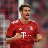 Javier Martinez  Das Bayern-Herz blutet, die Augen der Fans tränen ganz besonders heftig: Publikumsliebling Martinez, der letztes Jahr unter Don Jupp so aufblühte, wirkt alt und überfordert. Er positioniert sich als Sechser oft falsch, wackelt beim Passspiel nach vorne und verliert wichtige Zweikämpfe. Mit 29 Jahren und unzähligen Verletzungen hat der Karriereherbst begonnen. Nächste Saison - beim großen Umbruch - dürfte er höchstens noch als Ersatz-Innenverteidiger eingeplant sein.