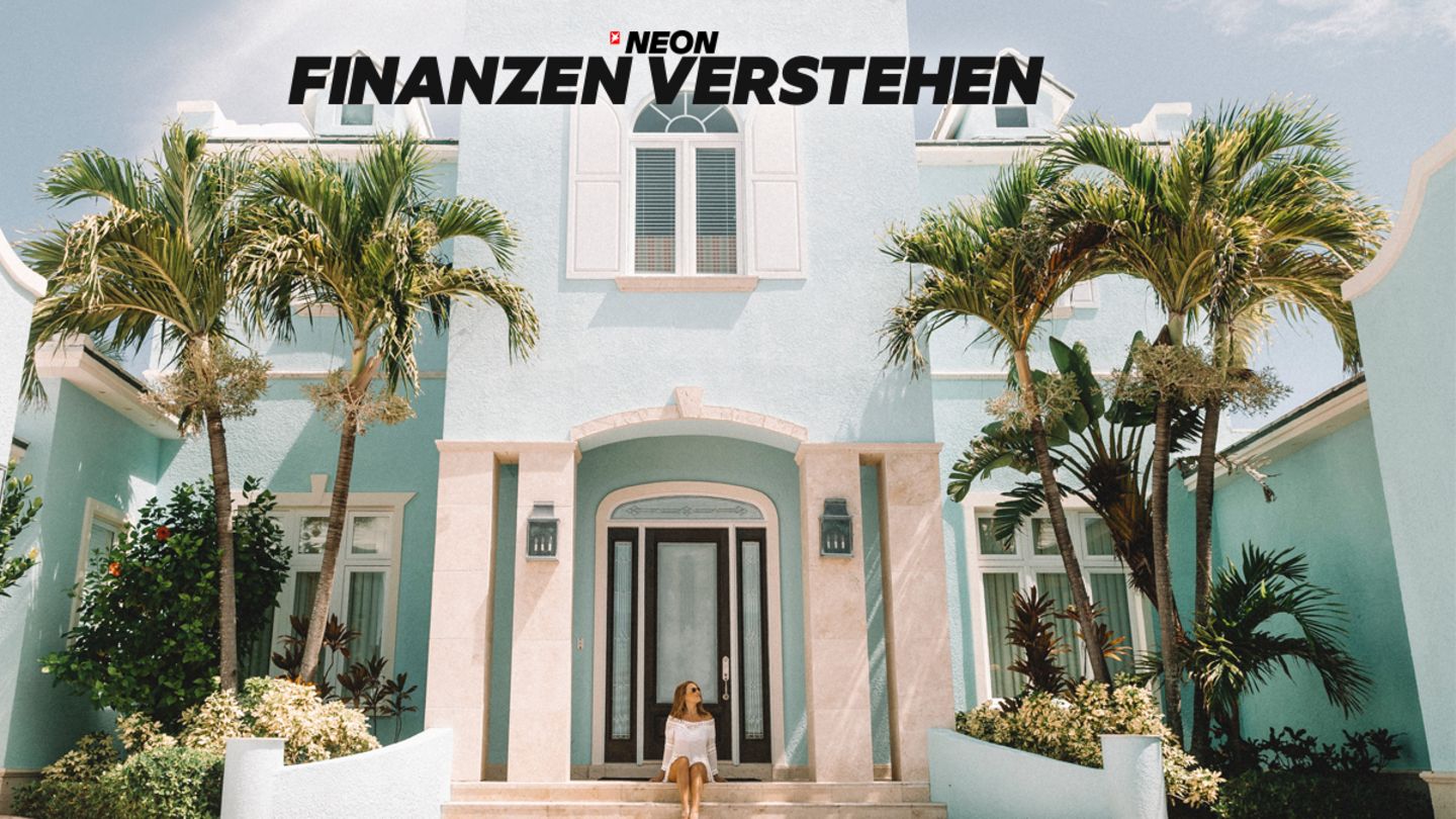 Frau sitzt vor Haus