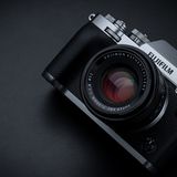 Spiegellose Systemkamera: Fujifilm X-T3  Bei Systemkameras ohne Spiegel verbindet sich die Flexibilität von Wechselobjektiven mit jeder Menge digitalen Hilfestellungen wie automatische Korrektur und einem elektronischen Sucher. Dabei sind sie auch noch kompakter als die Modelle mit Spiegel. Stiftung Warentest empfiehlt die Fujifilm X-T3, vor allem ihr sehr guter Wackelschutz überzeugte im Test. Der Preis inklusive einem 18-55-Objektiv liegt bei ab etwa 1875 Euro.