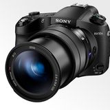 Superzoom-Kameras: Sony Cyber-shot RX10 III  Weite Zooms ohne Dutzende Objektive herumschleppen zu müssen - das versprechen Superzoom-Kameras. Die Sony Cyber-shot RX10 III mit 23-fachem Zoom konnte bei Warentest vor allem mit der Bildqualität und den sehr guten Videos punkten. Der Preis fällt regelmäßig knapp unter 1000 Euro.