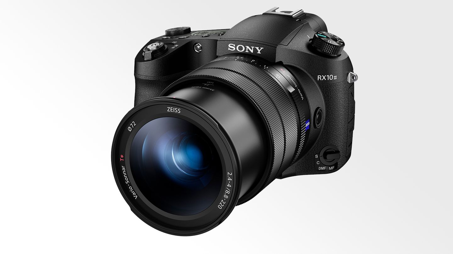 Superzoom-Kameras: Sony Cyber-shot RX10 III  Weite Zooms ohne Dutzende Objektive herumschleppen zu müssen - das versprechen Superzoom-Kameras. Die Sony Cyber-shot RX10 III mit 23-fachem Zoom konnte bei Warentest vor allem mit der Bildqualität und den sehr guten Videos punkten. Der Preis fällt regelmäßig knapp unter 1000 Euro.