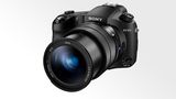 Superzoom-Kameras: Sony Cyber-shot RX10 III  Weite Zooms ohne Dutzende Objektive herumschleppen zu müssen - das versprechen Superzoom-Kameras. Die Sony Cyber-shot RX10 III mit 23-fachem Zoom konnte bei Warentest vor allem mit der Bildqualität und den sehr guten Videos punkten. Der Preis fällt regelmäßig knapp unter 1000 Euro.