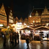 Platz 1: Weihnachtsmarkt & Schlachte-Zauber in Bremen  Der traditionelle Advents-Event auf dem Marktplatz und der relativ neue Schlachte-Zauber entlang der Weser sind die beliebtesten Weihnachtsmärkte Deutschlands: 4,8 (von fünf möglichen) Sternen bei insgesamt über 1200 abgegeben Bewertungen, ergab die Auswertung in den sozialen Netzwerken, durch das Portal Testberichte.de.   Infos: www.bremen-tourismus.de