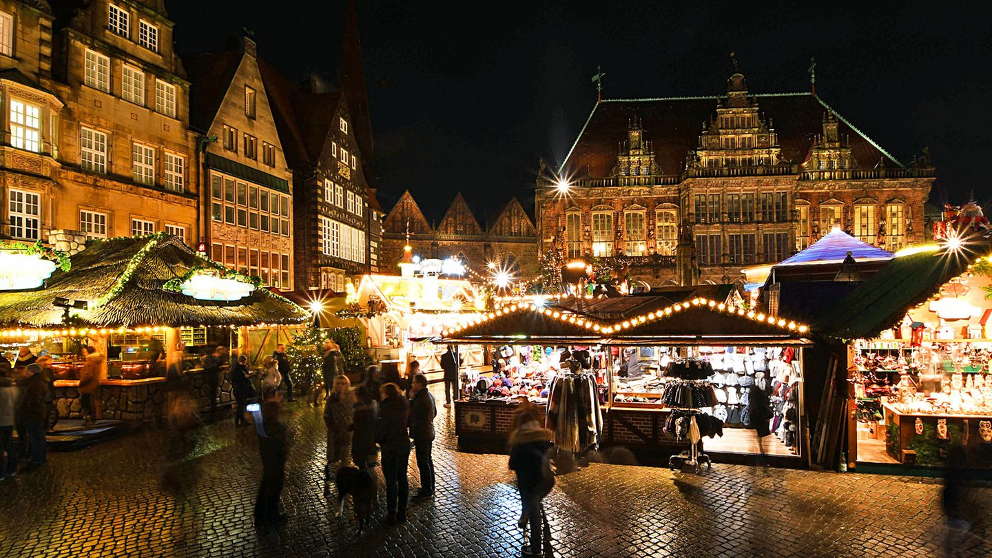 Platz 1: Weihnachtsmarkt & Schlachte-Zauber in Bremen  Der traditionelle Advents-Event auf dem Marktplatz und der relativ neue Schlachte-Zauber entlang der Weser sind die beliebtesten Weihnachtsmärkte Deutschlands: 4,8 (von fünf möglichen) Sternen bei insgesamt über 1200 abgegeben Bewertungen, ergab die Auswertung in den sozialen Netzwerken, durch das Portal Testberichte.de.   Infos: www.bremen-tourismus.de