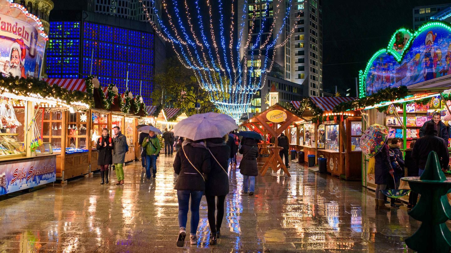 Platz 3: Weihnachtsmarkt an der Gedächtniskirche in Berlin  In diesem Jahr wird der Weihnachtsmarkt rund um die Kaiser-Wilhelm-Gedächtniskirche im Berliner Westen zum 35. Mal abgehalten. Er ist mit Betonbarrieren besonders geschützt, damit sich ein Anschlag wie vor zwei Jahren nicht wiederholen kann.   Infos: www.weihnachteninberlin.de