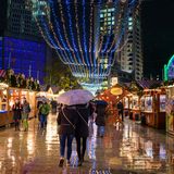 Platz 3: Weihnachtsmarkt an der Gedächtniskirche in Berlin  In diesem Jahr wird der Weihnachtsmarkt rund um die Kaiser-Wilhelm-Gedächtniskirche im Berliner Westen zum 35. Mal abgehalten. Er ist mit Betonbarrieren besonders geschützt, damit sich ein Anschlag wie vor zwei Jahren nicht wiederholen kann.   Infos: www.weihnachteninberlin.de