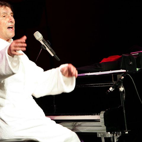 Udo Jürgens bei einer seiner legendären Zugaben im Bademantel am Klavier