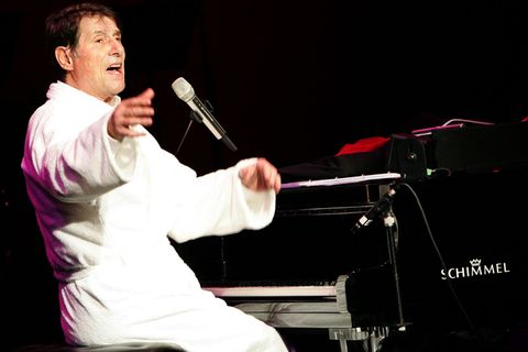 Udo Jürgens bei einer seiner legendären Zugaben im Bademantel am Klavier