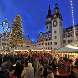 Platz 5: Chemnitzer Weihnachtsmarkt  Hier gibt es weihnachtliches Naschwerk und traditionelle erzgebirgische Volkskunst zu kaufen. Der Markt ist thematisch in verschiedene Themebereiche unterteilt, wie der Adventsmarkt Anno 1400 in der Klosterstraße oder das Erzgebirgsdorf auf dem Düsseldorfer Platz.  Infos: www.chemnitz.de