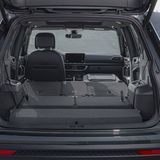 Wenn die Lehne des Beifahrersitzes umgelegt ist, passen Gegenstände mit einer Länge von rund 2,73 Meter in den Tarraco