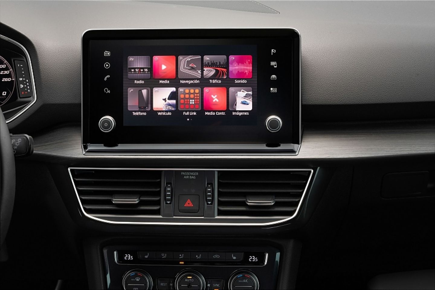 der acht Zoll Touchscreen erinnert an ein Tablet