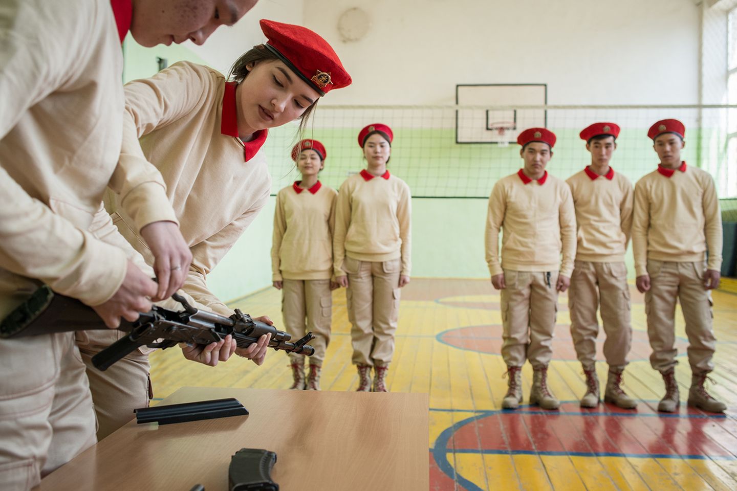 Jungarmisten bauen in der Turnhalle ihrer Schule ein Kalaschnikow-Modell auseinander.