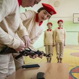 Jungarmisten bauen in der Turnhalle ihrer Schule ein Kalaschnikow-Modell auseinander.