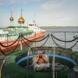 Der Unternehmer Wladimir Korezkij nimmt ein Bad im gesegneten Wolgawasser.