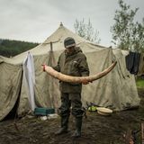 Stolz präsentiert Witja einen Mammutstoßzahn.