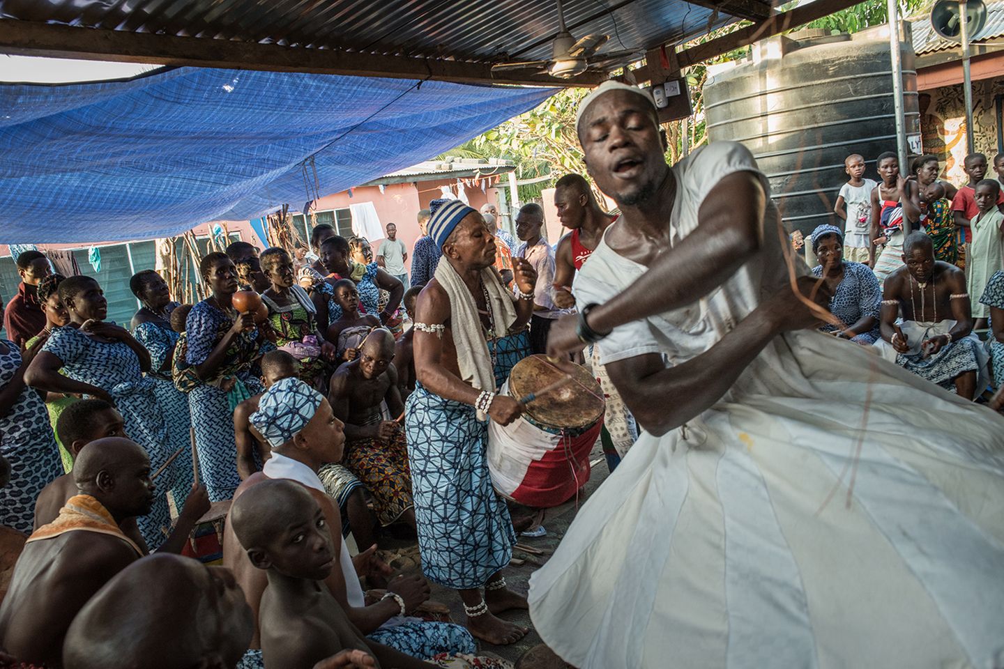 In einem Voodoo-Schrein in Ghana wirbeln die Tänzer stundenlang umher