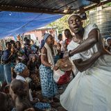 In einem Voodoo-Schrein in Ghana wirbeln die Tänzer stundenlang umher