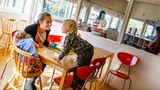 Ein Mutter mit ihren zwei Kindern in einer "Öppna Forskolen" in Göteborg