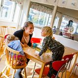 Ein Mutter mit ihren zwei Kindern in einer "Öppna Forskolen" in Göteborg