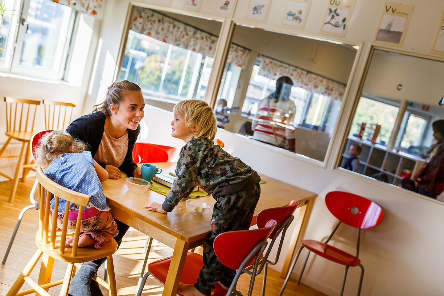 Ein Mutter mit ihren zwei Kindern in einer "Öppna Forskolen" in Göteborg Ein Mutter mit ihren zwei Kindern in einer "Öppna Forskolen" in Göteborg