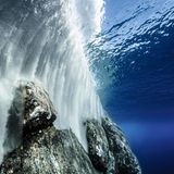 Schmelzwasser fließt im Frühling ins Meer – und gefriert. Fünf Meter tiefe Eiswände an den Felsen sind die Folge