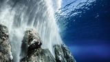 Schmelzwasser fließt im Frühling ins Meer – und gefriert. Fünf Meter tiefe Eiswände an den Felsen sind die Folge