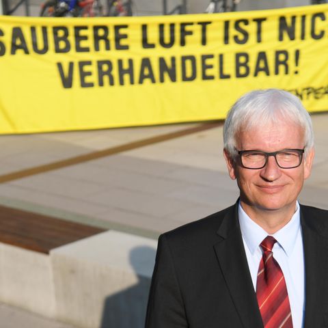 Jürgen Resch, einer der Geschäftsführer der Deutschen Umwelthilfe, im September vor Beginn einer Verhandlung über Diesel-Fahrverbote. Im Hintergrund ein Greenpeace-Plakat mit der Aufschrift "Saubere Luft ist nicht verhandelbar".