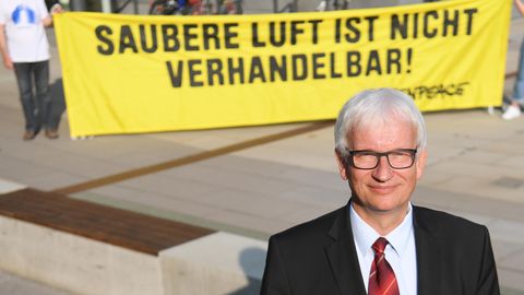 Jürgen Resch, einer der Geschäftsführer der Deutschen Umwelthilfe, im September vor Beginn einer Verhandlung über Diesel-Fahrverbote. Im Hintergrund ein Greenpeace-Plakat mit der Aufschrift "Saubere Luft ist nicht verhandelbar".