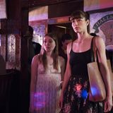 Drama-Serie  The Sinner auf Netflix  In der ersten Staffel spielt Jessica Biel eine junge Mutter, die mit ihrer Familie einen gut besuchten Badesee besucht. Dort sticht sie vor den Augen der anderen Badegäste und ihrer Familie einen Mann ab. Was sie dazu getrieben hat, weiß sie allerdings nicht. Der Polizist Harry Ambrose (Bill Pullmann) nimmt die Ermittlungen auf und stößt dabei auf ziemlich düstere Geheimnisse. In Staffel zwei geht es um einen 13-jährigen Jungen, der einen Doppelmord begeht. Auch hier muss Ambrose herausfinden, was den Jungen dazu antrieb. Dabei bekommt er es mit einer Sekte zu tun, stößt auf Manipulation und unerwiderte Liebe.  Für Fans von: Gypsy, Mindhunter  Wann gucken? Die zwei Staffeln mit je 8 Folgen könnt ihr immer schauen, wenn ihr Lust auf Crime und Mystery habt. Während des Schauens am Smartphone rumzudaddeln, geht aber nicht klar, sonst verpasst ihr wichtige Details! ;-)  Binge Faktor: ♥♥♥♥♥♥ Nach der ersten Folge setzt sofort die Sucht ein. Nehmt euch also nichts weiter vor. 