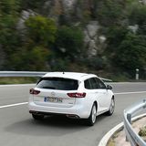 Langgezogene Kurven nimmt der Opel souverän