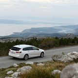 Der Kofferraum hat ein Volumen von 560 bis 1.665 Liter