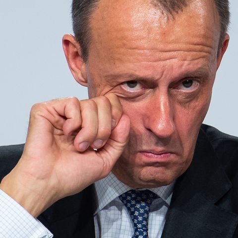 Friedrich Merz reibt sich missmutig ein Auge - Hat er sich schon um seine zweite Chance aufs Kanzleramt geredet?
