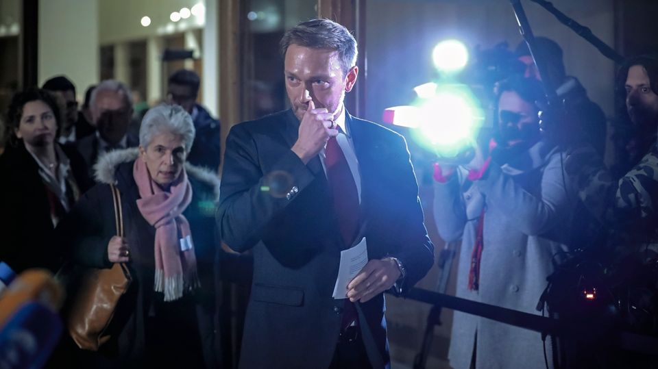 FDP-Chef: Ein Satz, der bleibt: "Es ist besser, nicht zu regieren, als falsch zu regieren." Damit beendete Lindner am 19. November 2017 überraschend die Jamaika-Gespräche. Ein Satz, der bleibt: "Es ist besser, nicht zu regieren, als falsch zu regieren." Damit beendete Lindner am 19. November 2017 überraschend die Jamaika-Gespräche.