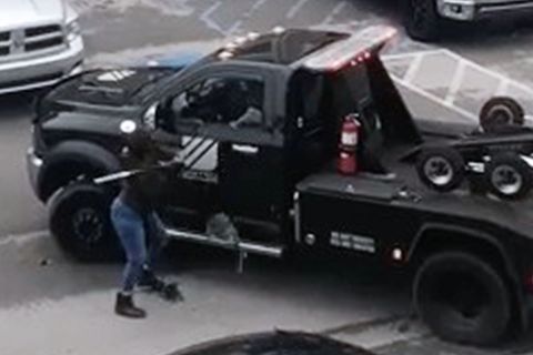 Streit in Tennessee: Weil ihr Auto abtransportiert wird: Frau greift Abschleppwagen mit Baseballschläger an