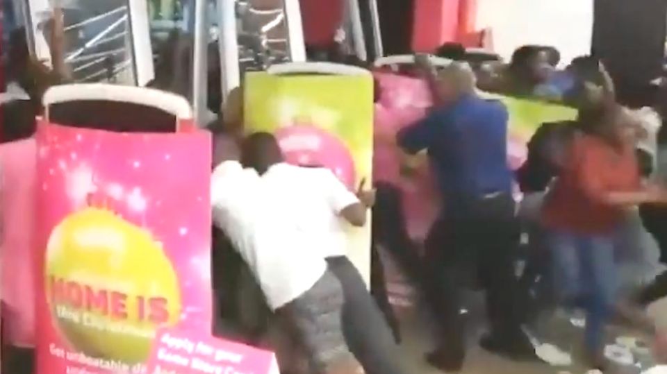 Ansturm auf Rabattaktion: Black Friday: Kunden drehen völlig durch, um Schnäppchen zu erhaschen Ansturm auf Rabattaktion: Black Friday: Kunden drehen völlig durch, um Schnäppchen zu erhaschen