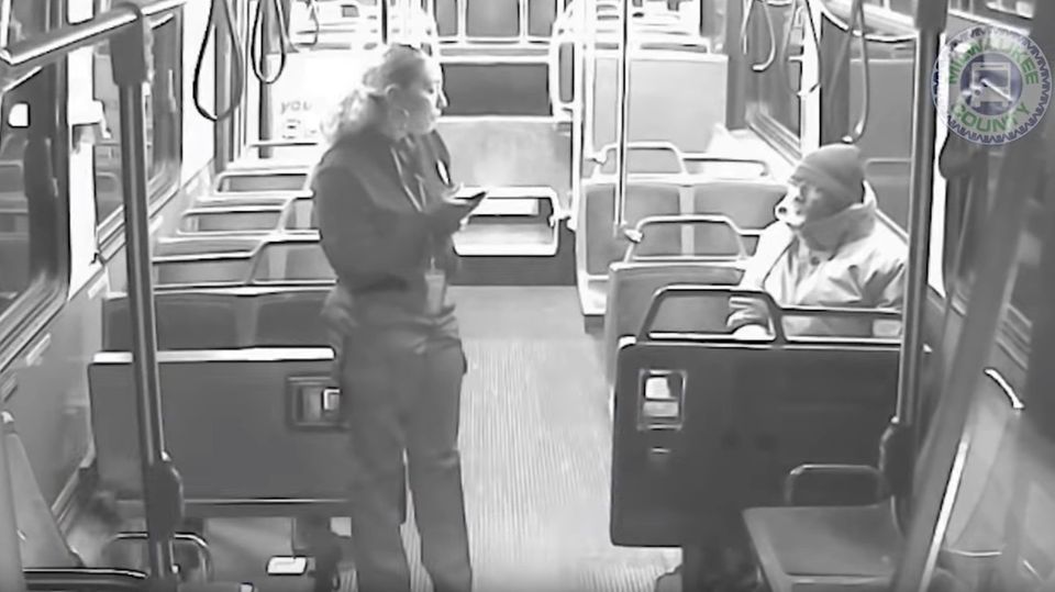 Großes Herz: Busfahrerin lässt Obdachlosen mitfahren und spendiert ihm ein Abendessen Großes Herz: Busfahrerin lässt Obdachlosen mitfahren und spendiert ihm ein Abendessen