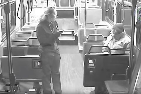 Großes Herz: Busfahrerin lässt Obdachlosen mitfahren und spendiert ihm ein Abendessen